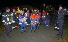 Die Jugendfeuerwehrleute müssen den Wassereimer aus dem Schlauchkreis bewegen, ohne mit den Füßen den Boden zu berühren.